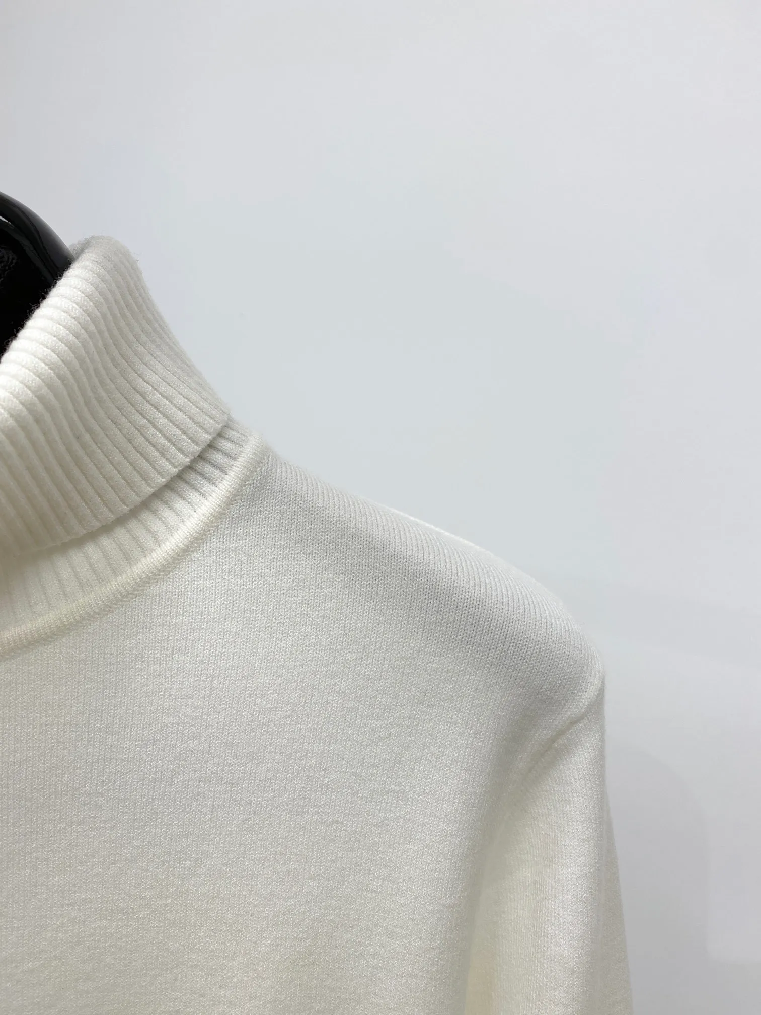 P220 Stone Island, the new turtleneck woolen sweater has a delicate and soft feel that can be directly contacted with the skin, allowing the warm yarn to change into a delicate texture. The top-notch craftsmanship is very distinctive and colorful, and the style is simple, elegant and exquisite. The three-dimensional tailoring design makes the entire sweater full of youthful vitality and vitality. It is recommended as a must-have for autumn and winter. Size M-3XL